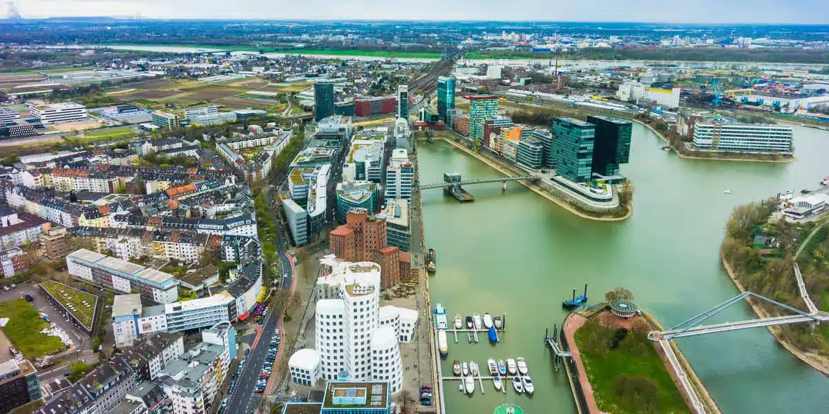 Düsseldorf Weitwinkelaufnahme der Stadt von oben